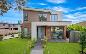 Modern 3Br Home Near Medway Golf Club, Highpoint & Melbourne Cbd